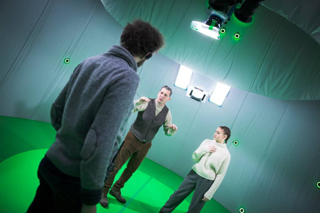In den Filmstudios Berlin Babelsberg wurden mithilfe von Volucap 3D Aufnahmen der Schauspieler:innen gemacht, die so später digitalisiert werden konnten. 
