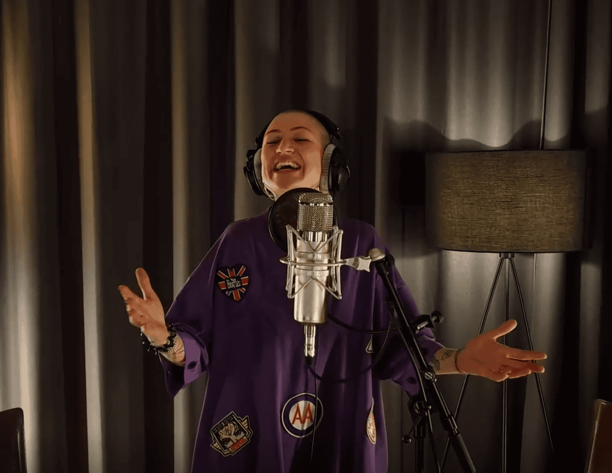 Denise Beiler nimmt im Tonstudio von Herbert Pixner den Titelsong der EXPERIENCE TIROL - Du mei Tirol - auf.