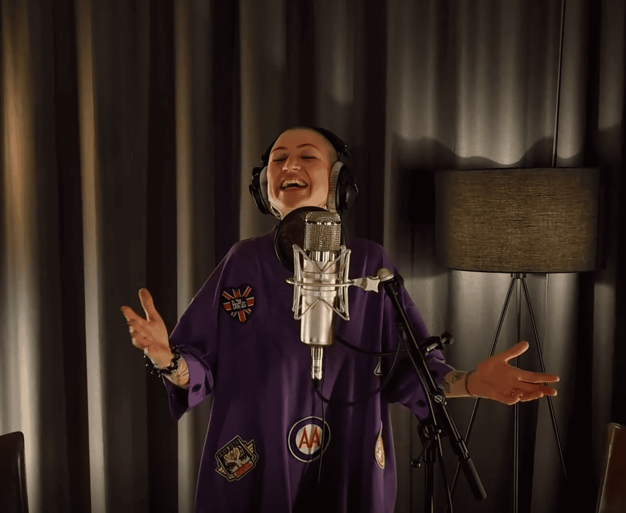 Denise Beiler nimmt im Tonstudio von Herbert Pixner den Titelsong der EXPERIENCE TIROL - Du mei Tirol - auf.