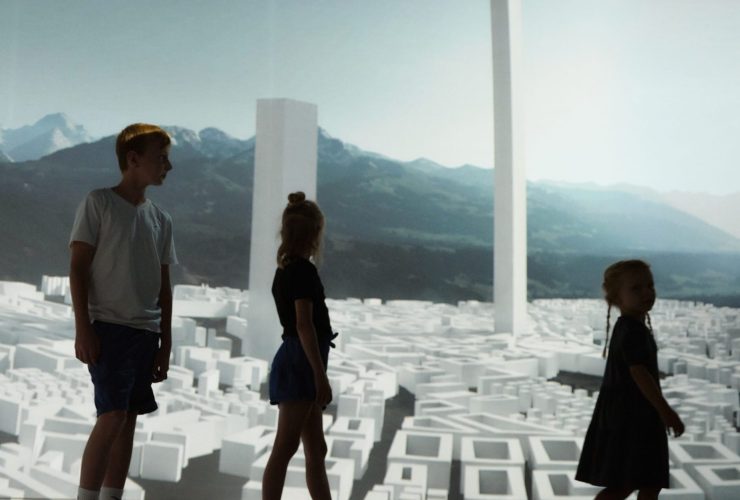 Kinder stehen staunend im 360-Grad-Projektionsraum von EXPERIENCE TIROL in Innsbruck