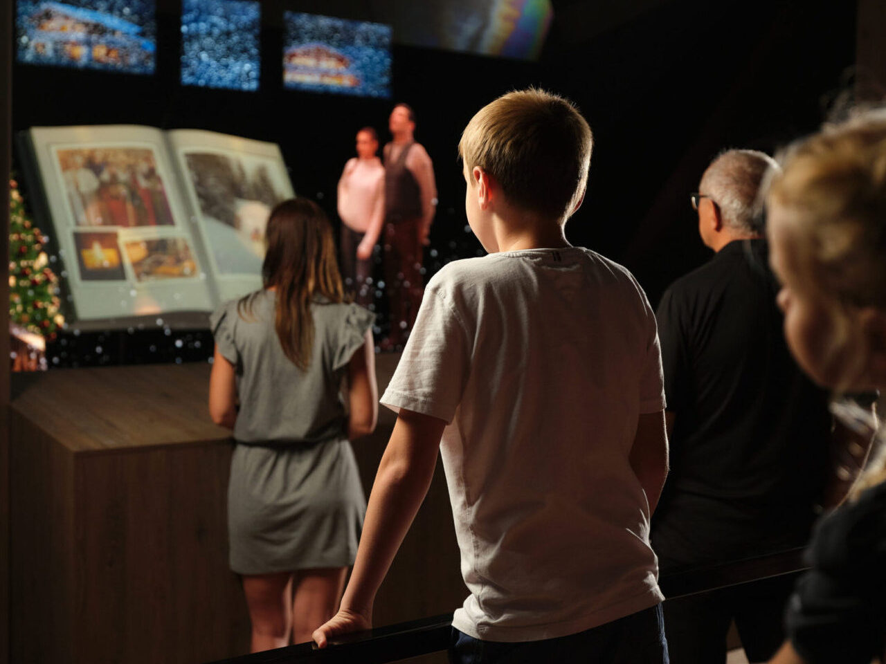 Die Weihnachtsferien stehen vor der Tür. Endlich Zeit für Familie, gemeinsame Erlebnisse und kleine Auszeiten vom Alltag. Tirol zeigt sich in dieser Zeit von seiner besonders magischen Seite. Verschneite Landschaften, klare Winterluft und ein vielfältiges Angebot für Groß und Klein. Doch was tun, wenn man etwas Besonderes erleben möchte? Wir haben drei Erlebnistipps gesammelt, die die Weihnachtsferien in Innsbruck und Tirol unvergesslich machen.