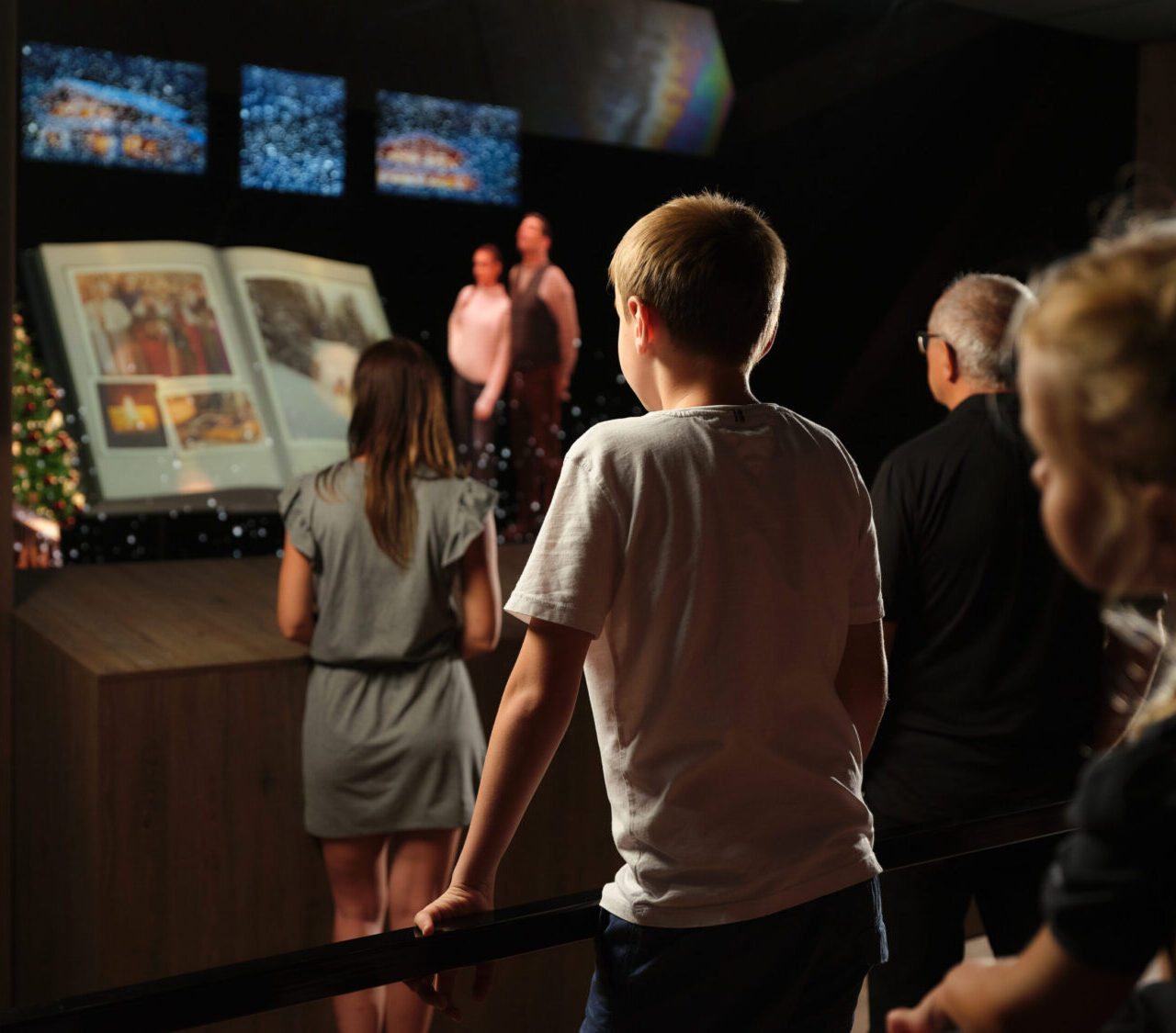 Die Weihnachtsferien stehen vor der Tür. Endlich Zeit für Familie, gemeinsame Erlebnisse und kleine Auszeiten vom Alltag. Tirol zeigt sich in dieser Zeit von seiner besonders magischen Seite. Verschneite Landschaften, klare Winterluft und ein vielfältiges Angebot für Groß und Klein. Doch was tun, wenn man etwas Besonderes erleben möchte? Wir haben drei Erlebnistipps gesammelt, die die Weihnachtsferien in Innsbruck und Tirol unvergesslich machen.